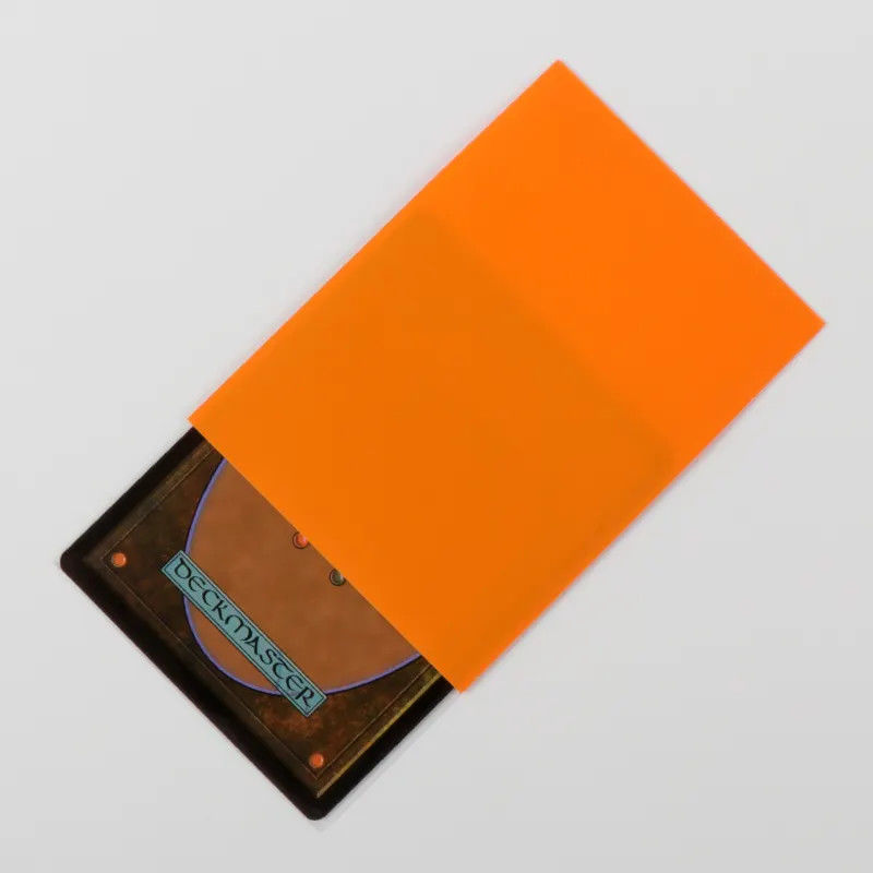 Customize o jogo e os suportes de cartão de visita de várias cores para proteger os cartões em todas as direções
